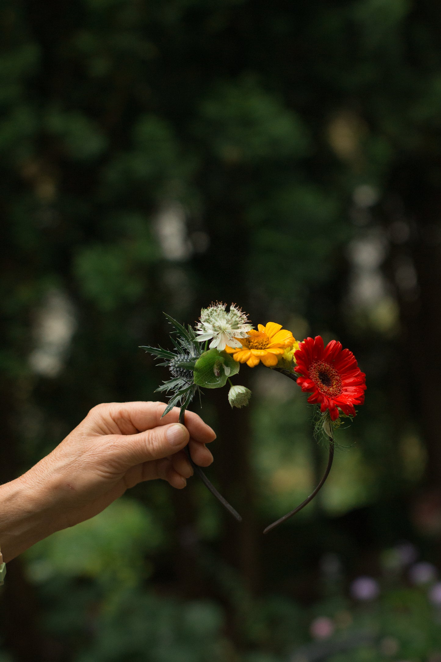 Opaska z różnokolorowych kwiatów ogrodowych/polnych